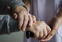 La CAM ofrece una ayuda a los mayores para pagar una residencia privada